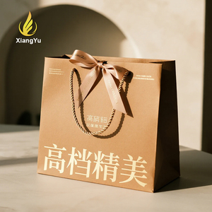 Sacs shopping en kraft brun avec logo personnalisé, sacs cadeaux compostables de luxe avec nœud en ruban de soie pour boutiques de vêtements haut de gamme - Product Image 1