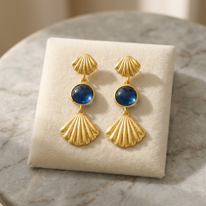 Nouvelles boucles d'oreilles pendantes ethniques dorées, design coquillage, pierre précieuse bleue Monalisa, en laiton, cadeau unisexe pour mariage - Product Image 2