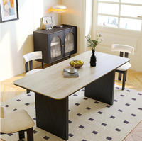 Table et chaises de salle à manger vintage françaises pour appartements de petite taille. Table à manger en bois massif noir antique, style minimaliste
