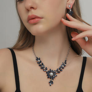 สร้อยคอและต่างหูคริสตัลสไตล์เรโทรสุดหรูสำหรับผู้หญิง ชุดเครื่องประดับสองชิ้น เหมาะสำหรับงานเลี้ยงวันเกิด - Product Image 3