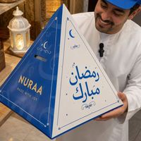 Boîte cadeau alimentaire au design unique en forme de pyramide avec insert en forme de pyramide de qualité alimentaire pour l'emballage de chocolats