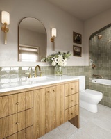 Meuble de salle de bain autoportant aux lignes modernes avec placage en bois de chêne, lavabo en céramique sans joint, meuble de salle de bain en bois massif durable