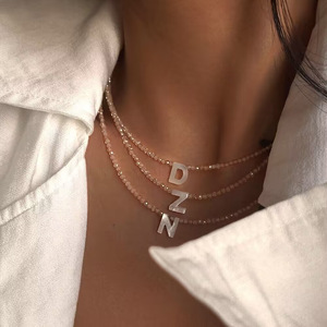 Collar gargantilla con colgante de letra delicada para mujer, cadena de cuentas de cristal minimalista de lujo, joyería de moda para damas que no se deslustra. - Product Image 1