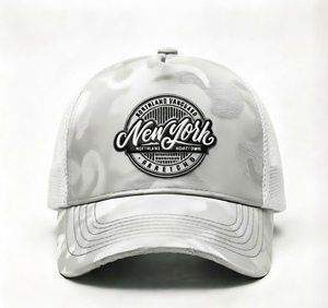 Gorra Trucker Blanca Personalizada con Camuflaje, 5 Paneles de Malla, Gorra de Béisbol Unisex con Logotipo Urbano y Cierre Ajustable - Product Image 1