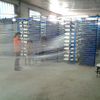 Machine à tisser avec créel pour machine à tisser, support arrière pour fil, créel pour bobine