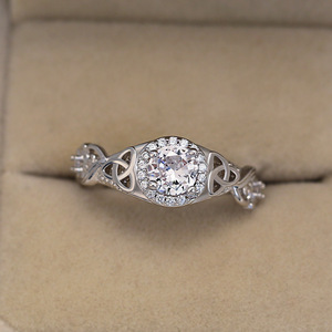 Anello con Quattro Punte di Cristallo per Donne, Elegante Accessorio Vintage con Incisioni per Uso Quotidiano e Feste - Product Image 3
