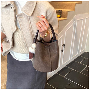 Bolso de Mano de Lujo para Mujer, Bolso Bandolera con Cadenas Decorativas y Cierre de Cremallera - Product Image 2