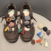 WEGOODZF Luxe Personnalisé Breloques Décoratives pour Baskets Perles Dentelle Bouquet de Fleurs Pendentif Pompon Ornement de Chaussures en Plastique