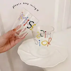 Copo de suco de vidro com alto teor de borosilicato pintado à mão letras coloridas copo de leite de vidro tridimensional