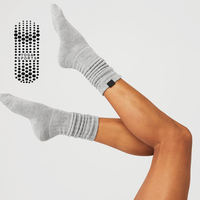 Chaussettes de yoga et de Pilates longues et épaisses en tricot coloré avec logo personnalisé pour femmes, antidérapantes, pour la remise en forme