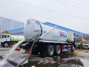 Camion-citerne HOWO 20m³ à double pompe à vide pour déchets liquides et boues, véhicule de dragage d'égouts robuste à vendre - Product Image 3
