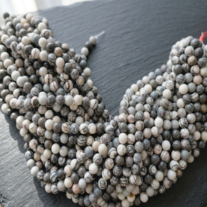 Perles de Jaspe Noir Naturel 8mm, Finition Mate Polie, Façonnage Artisanal, Pierre Précieuse Ronde Sculptée, Idéales pour la Fabrication de Bijoux - Product Image 1