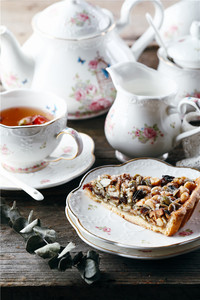 Ensemble de tasses et soucoupes en porcelaine fine de style européen, relief pastoral frais, plaqué or, luxe, écologique, durable, pour le thé de l'après-midi - Product Image 2