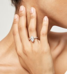Anillo de Compromiso de Diamante Cultivado en Laboratorio con Corte Radiante en Oro Amarillo de 18K para Mujer, con Diamantes Laterales, Certificado IGI, Estilo Clásico - Product Image 6