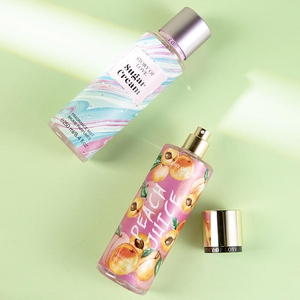 สเปรย์น้ำหอมสูตรครีมบำรุงผิวกาย 4 in 1 กลิ่นหอมดอกไม้ หรูหรา ติดทนนาน ขนาด 250 มล. สำหรับผู้หญิง แบรนด์ OEM สไตล์วิคตอเรีย ซีเคร็ท - Product Image 4