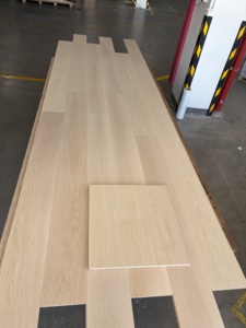 Parquet contrecollé en chêne rouge <span class=keywords><strong>blanchi</strong></span>, large planches, finition brillante, grade AB, brossé, idéal pour les zones côtières et résidentielles - Product Image 1