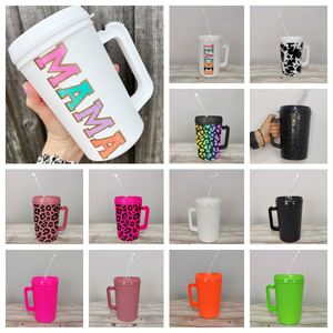 Vaso de Plástico de 34 oz con Estampado de Leopardo y Color Sólido, con Banda Aislante y Asa - Product Image 1