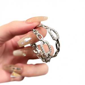 E2534 Anello in Oro Bianco con Cristalli e Strass, Design Geometrico con Incastonatura a Pavé, Gioiello Trendy da Donna per Uso Quotidiano - Product Image 1