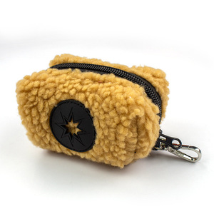 Conjunto Cálido de Cinco Piezas para Mascotas Otoño/Invierno: Chaleco de Lana de Cordero, Arnés, Collar de Felpa para Coche y Set de Bolsas para Desechos - Product Image 4