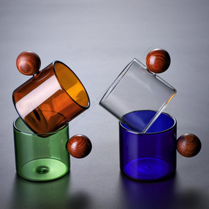 Vente en gros de tasses à eau transparentes colorées DD1931, tasses à latte avec poignée en bois, tasse à café en verre - Product Image 1
