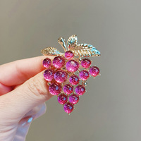 Broche en forme de grappe de raisin violette de luxe léger pour femme - Élégance et charme, épingle de revers pour costumes, manteaux, accessoires et cadeaux