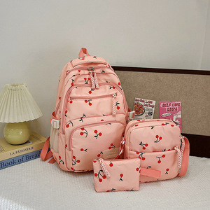 Zaino Vintage a Tema Fragola per Studentesse, Nuovo Set Trendy di Tre Pezzi con Borsa a Tracolla - Product Image 3