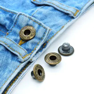 جينز رجالي عصري من المعدن والنحاس الأصفر مع أزرار غير رسمية وشعار