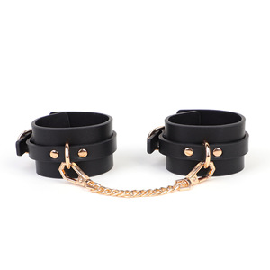 Menottes en cuir Black Wolf avec chaîne noire et or, accessoires de bondage pour adultes, domination passionnée - Product Image 4