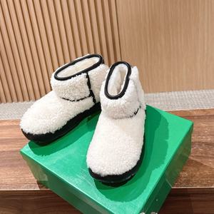 รองเท้าบูทแฟชั่นดีไซน์เนอร์คุณภาพสูงสำหรับฤดูหนาว รุ่นใหม่ พื้นหนา สวมใส่ง่าย แบบมีเชือกผูก ความยาวปานกลาง สำหรับผู้หญิง ให้ความอบอุ่น สวมใส่สบาย ระบายอากาศได้ดี - Product Image 1