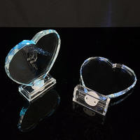 Trophée en cristal en forme de cœur avec base lumineuse LED personnalisée