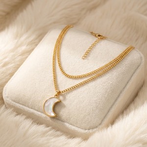 Cadena cubana de doble capa chapada en oro al por mayor, colgante de luna creciente de nácar blanco natural, joyería elegante para mujer - Product Image 3