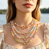 Collier ras du cou pour femme Manna en acier inoxydable plaqué or avec fermoir à ressort et perles de verre facettées pastel vibrantes faites à la main