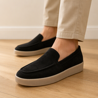 Mocassins en daim bleu gris clair de qualité supérieure pour hommes avec semelle en caoutchouc confortable, parfaits pour les trajets quotidiens et les tenues décontractées