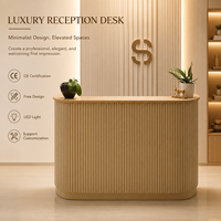 Bureau d'accueil en MDF rainuré courbé couleur bois naturel, sur mesure, pour salon de beauté, spa de massage, studio de yoga