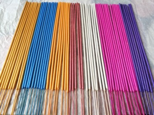 Fabricant de bâtonnets d'encens colorés populaires Encens en bois non parfumé Variétés à usage religieux Lavande Fraise Bergamote Jasmin - Product Image 2