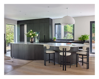Meuble de cuisine moderne avec panneau cannelé incurvé, comptoir en marbre et rangement en bois laqué pour villa