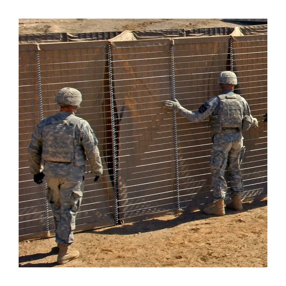 Barrière défensive galvanisée Galfan Toile géotextile doublée de gabions soudée pour le contrôle des inondations Clôture de mur de soutènement