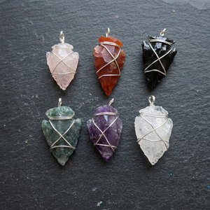 Pendentif en forme de pointe de flèche en pierre semi-précieuse, améthyste faite à la main, enveloppée de fil, pour la guérison Reiki et la méditation - Product Image 2