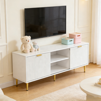 Meuble TV moderne en bois blanc cannelé, console multimédia, centre de divertissement, armoires de rangement, étagères ouvertes, pieds dorés, salon