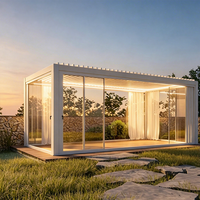 Pergola bioclimatique autoportante en aluminium avec toit à lames motorisées, portes coulissantes en verre et éclairage LED