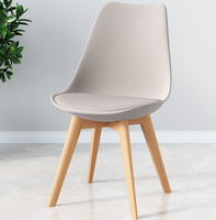 Chaise en plastique au design moderne et épuré, avec coque en plastique et structure en bois, idéale pour mariages et événements