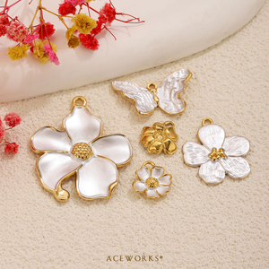 Galería de Dijes de Conchas Marinas |   Colgante de Acero Inoxidable con Baño de Oro PVD de 18K, Diseño de Flor y Mariposa con Concha Natural, Libre de Tarnish, Resistente al Agua - Product Image 2