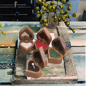 Boîte à bijoux en bois massif de style vintage en forme de cœur, nouveau matériau en noyer avec couleur noire pour l'emballage d'une bague de fiançailles, boîte à bijoux - Product Image 3