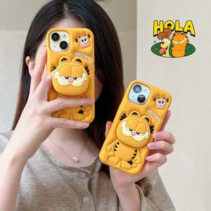 Custodia per Telefono in Silicone Morbido 3D con Simpatico Cartone Animato e Supporto Intelligente Giallo Garfield per <span class=keywords><strong>iPhone</strong></span> 16/15/14/13/12/<span class=keywords><strong>11</strong></span> <span class=keywords><strong>Pro</strong></span> Max - Product Image 1