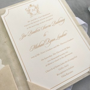 Folio d'invitation de mariage personnalisé en velours beige avec détails dorés et enveloppe pour célébration de mariage - Product Image 3