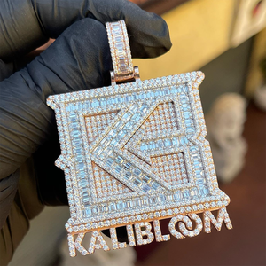 Tùy Chỉnh Hip Hop Đồ Trang Sức Cao Cấp Lấp Lánh 925 Sterling Silver Iced out Baguette Moissanite Thư Logo Tên Mặt Dây Chuyền - Product Image 2