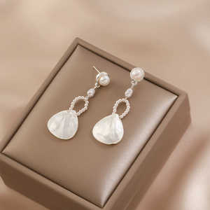 Pendientes Largos con Perlas y Tachuelas 1571, Opción de Regalo Elegante - Product Image 1