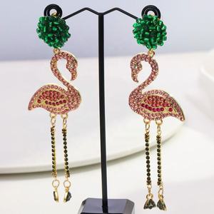 Boucles d'oreilles flamant rose de style européen et américain, serties de diamants, longues pampilles pendantes, design créatif et luxueux pour cadeau - Product Image 3