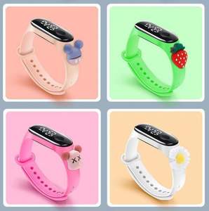 Montre numérique carrée à thème de Noël pour enfants avec bracelet en caoutchouc et design de bracelet, étanche et avec suivi de la santé - Product Image 4