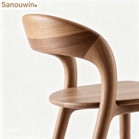 Tabouret de bar rembourré en chêne massif avec repose-pieds en métal, chaise de bar pour îlot de cuisine au dossier incurvé de style minimaliste nordique
